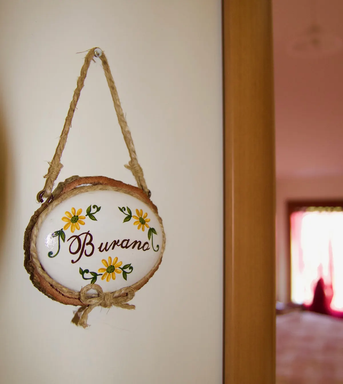 Ceramica dipinta a mano nella camera Burano