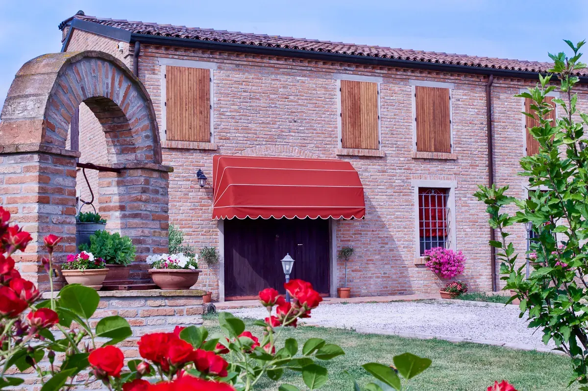 Le rose e il pozzo fiorito