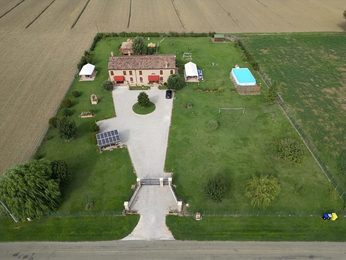 Vista aerea del B&B Il Frattiero con giardino e piscina