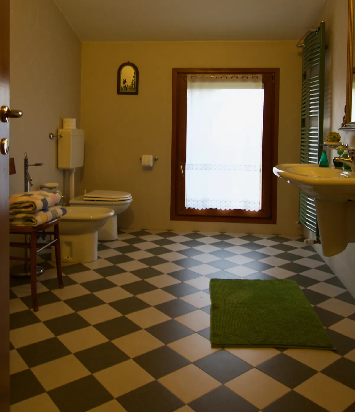 Il bagno enorme della camera Monet, ideale per gruppi numerosi